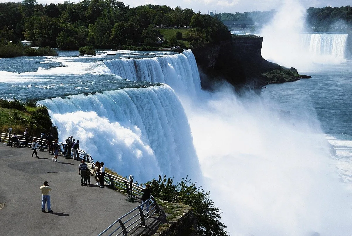 The American Falls and the Horseshoe seen across the Niagara gorge